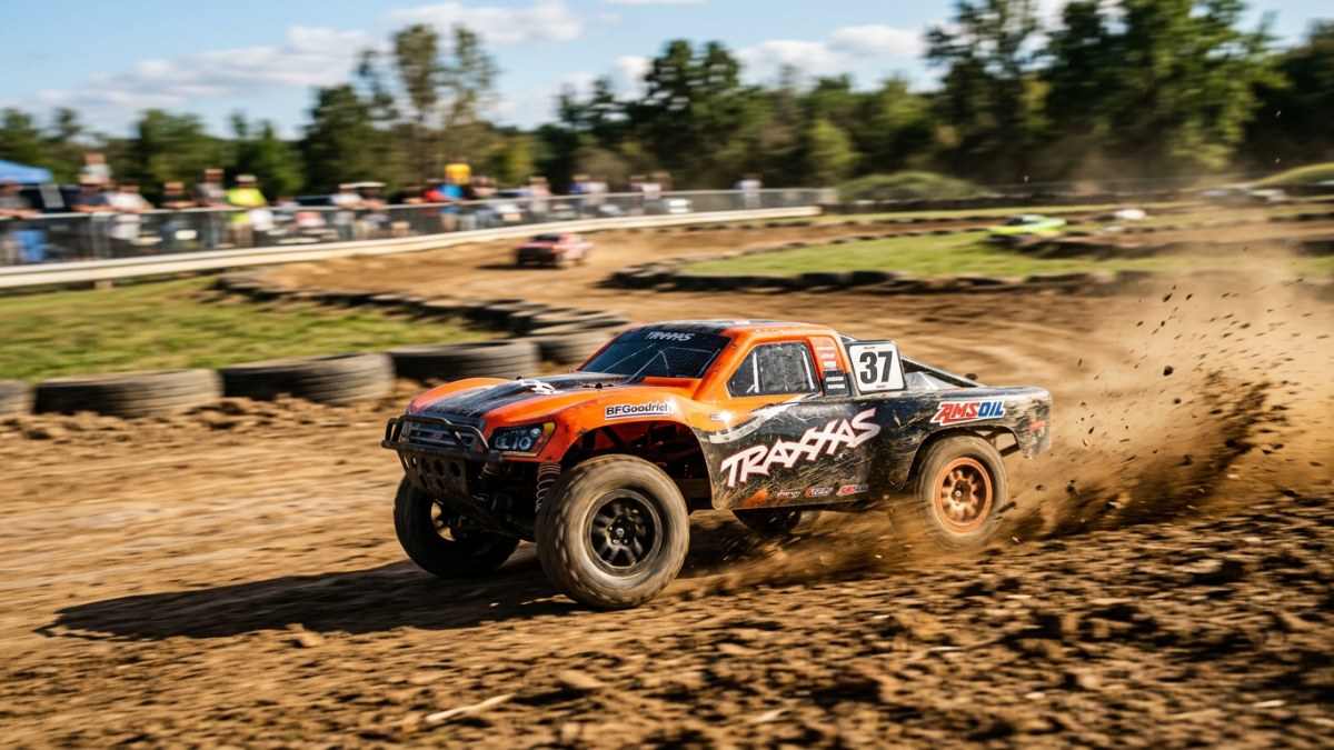 RC auto na bahnit&eacute; trati ukazuje rozd&iacute;ly podvozků a pohonů.