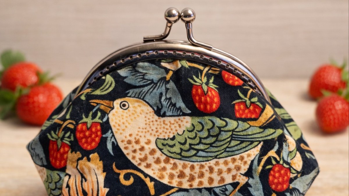 Originální taštička Joan Atelier s potiskem William Morris a kovovým zapínáním.