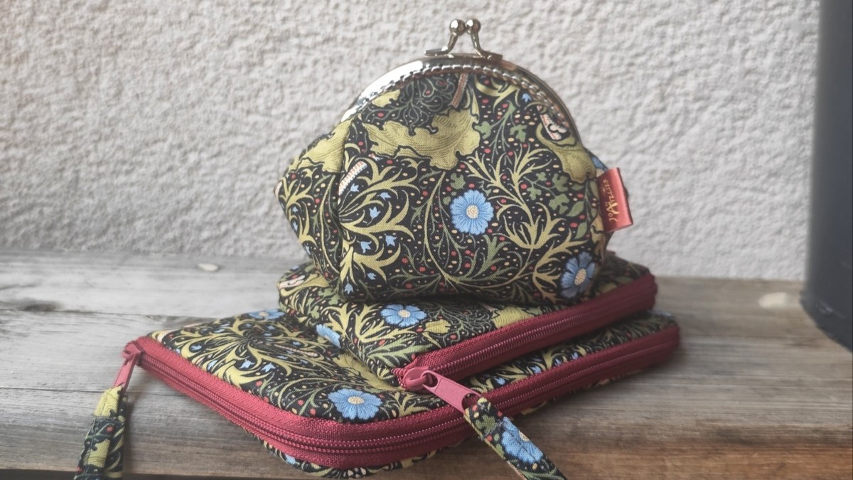 Sada šitých taštiček s designem William Morris od Joan Atelier.