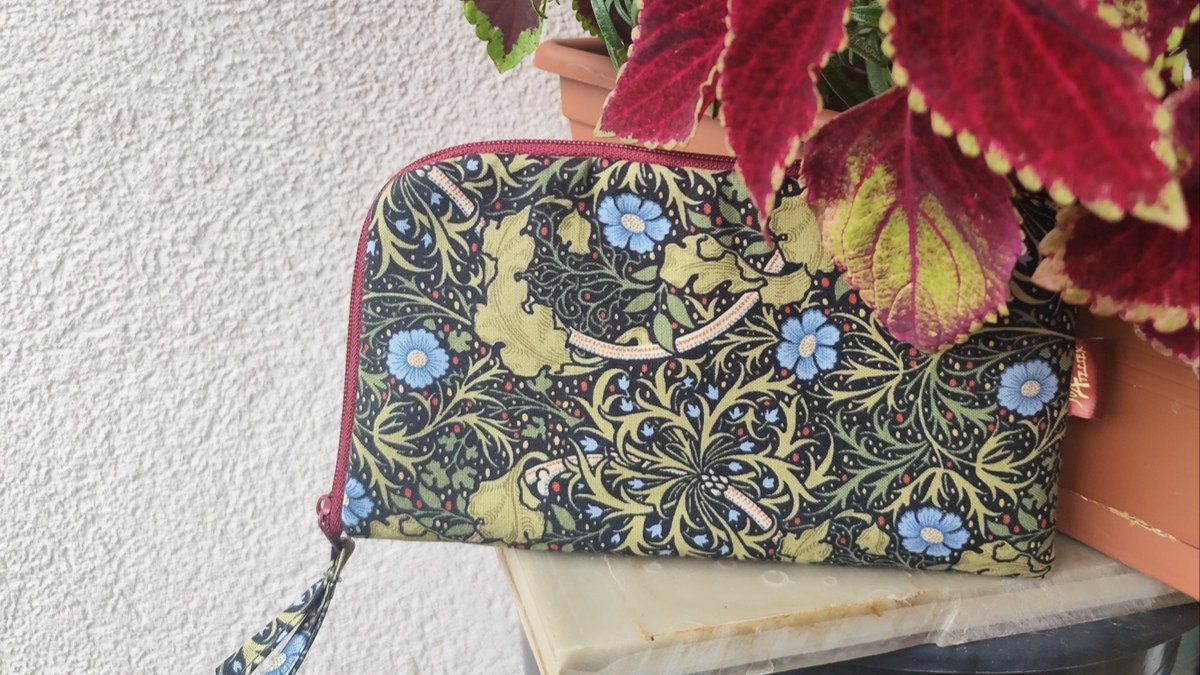 Handmade taštička Joan Atelier s William Morris potiskem a zipem.